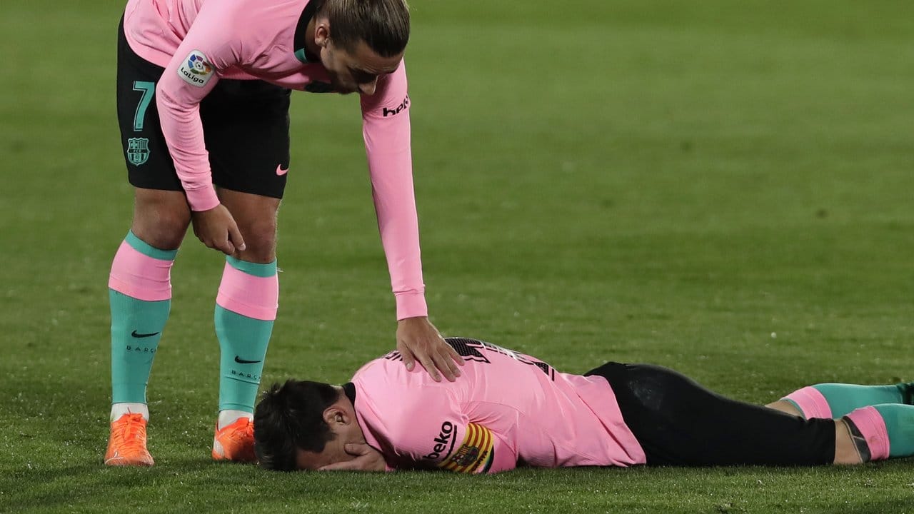 Barcelonas Lionel Messi liegt nach einem Zweikampf am Boden. Barcelonas Lionel Messi liegt nach einem Zweikampf am Boden.