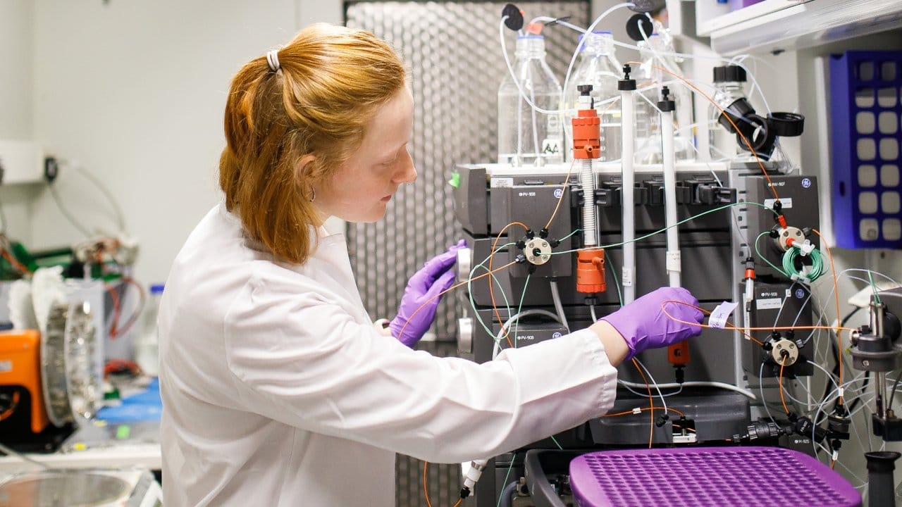 Während ihrer Arbeit im Labor ist die angehende Biologielaborantin Kathrin Ganter mit Handschuhen und Labormantel ausgestattet.