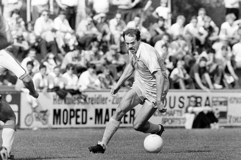 427 Spiele – Wolfgang Krüger: Zu den Partien in der 2. Bundesliga kommen für den Mittelfeldmann von Union Solingen noch 16 Einsätze im DFB-Pokal hinzu. Beim Abstieg 1989 war Krüger nicht mehr dabei. Nach seiner Karriere als Fußballer setzte er seine Laufbahn als Schreiner fort und machte sich selbstständig.