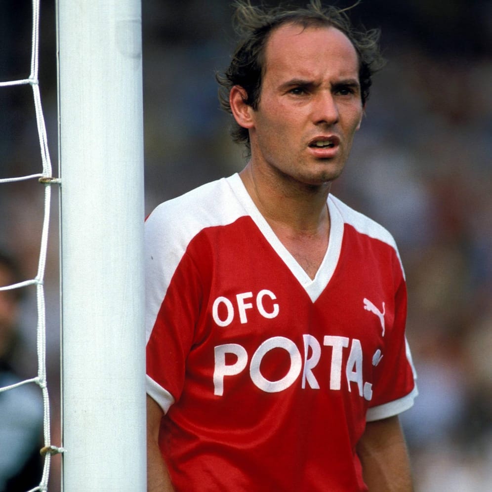 405 Spiele – Gerd Paulus: Paulus kickte für den SV Röchling Völklingen und die Kickers Offenbach. Als Libero erzielte er 15 Tore. 1991 wurde Paulus Spielertrainer beim hessischen Amateurklub VfB Oberndorf und gewann ein Jahr später mit dem Team den Kreispokal.