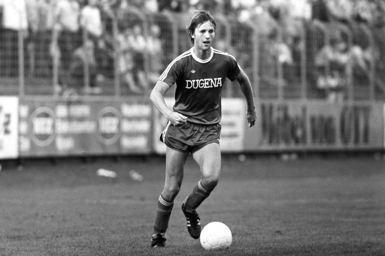 403 – Oliver Posniak: Von seinen über 400 Spielen absolvierte der Mittelfeldmann 343 beim SV Darmstadt 98. Heute arbeitet der ehemalige Fußballspieler als Lehrer an einer Berufsschule und bildet dort Speditionskaufleute aus.