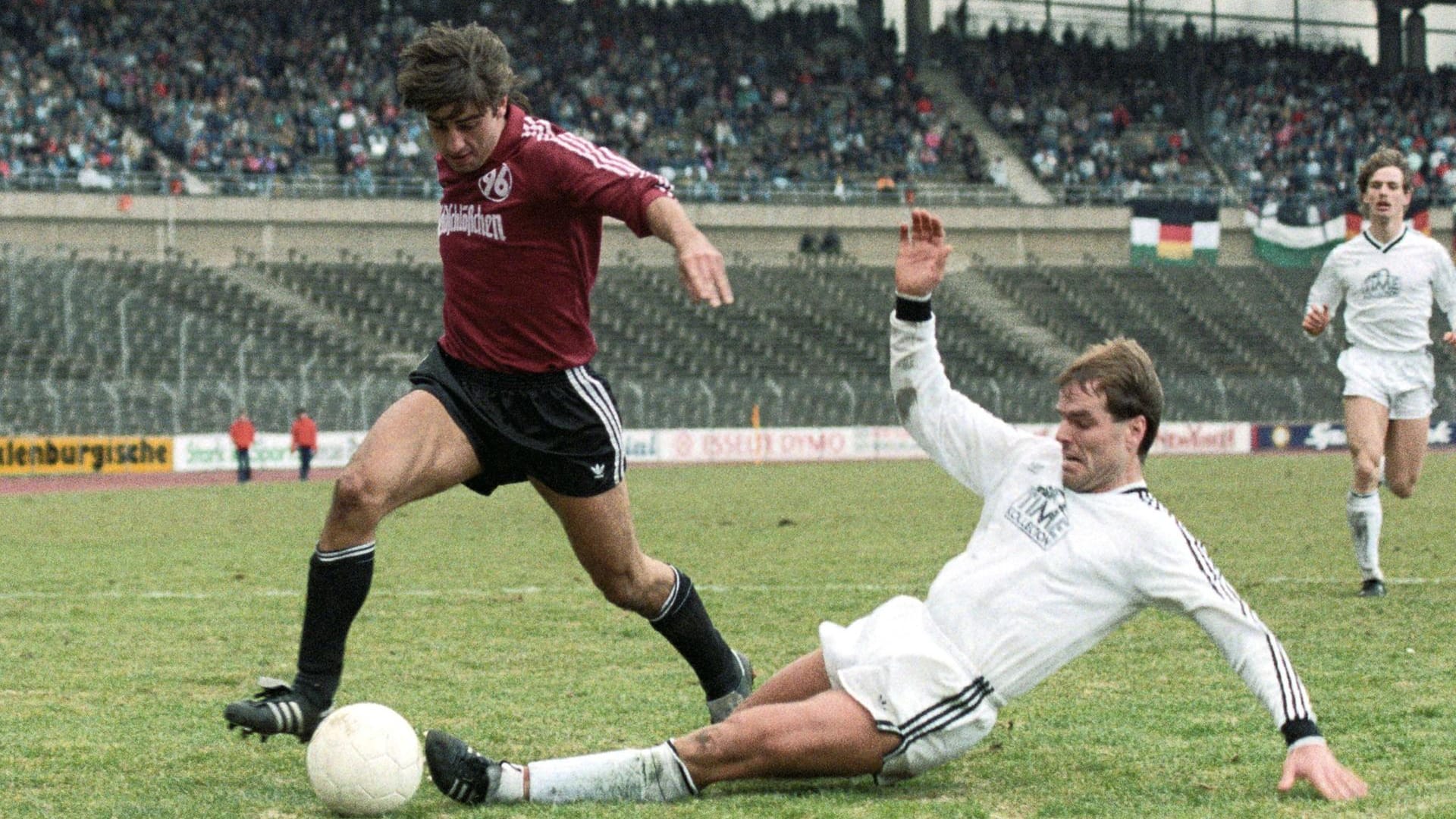 348 Spiele – Burkhard Steiner: Burkhard Steiner versucht, gegen Hannovers Siegfried Reich zu klären. Der Verteidiger lief vor allem für die SG Wattenscheid 09 auf. Als A-Jugend-Spieler gelang ihm das Tor des Monats Juli 1976 – mit einem Standrückzieher. Als Geschäftsführer leitete er nach seiner Karriere das Museum "Folterkammer Linz am Rhein". Im Januar 2020 wurde das Museum und die zugehörige römische Glashütte geschlossen.