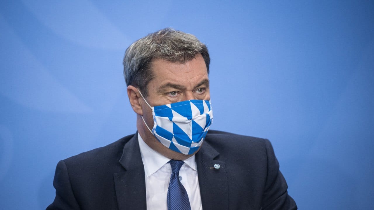 Markus Söder trägt während einer Pressekonferenz einen Mund-Nasen-Schutz.