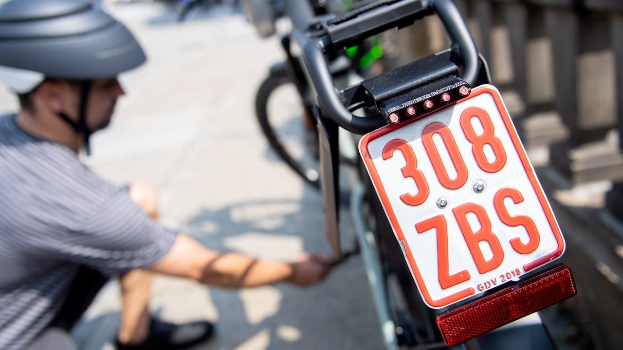 Manchmal ist die Pannenhilfe fürs Fahrrad für Mitglieder eines Autoclubs inklusive: Beim ADAC ist das aber nur bei Zweirädern mit Versicherungskennzeichen der Fall. Manchmal ist die Pannenhilfe fürs Fahrrad für Mitglieder eines Autoclubs inklusive: Beim ADAC ist das aber nur bei Zweirädern mit Versicherungskennzeichen der Fall.