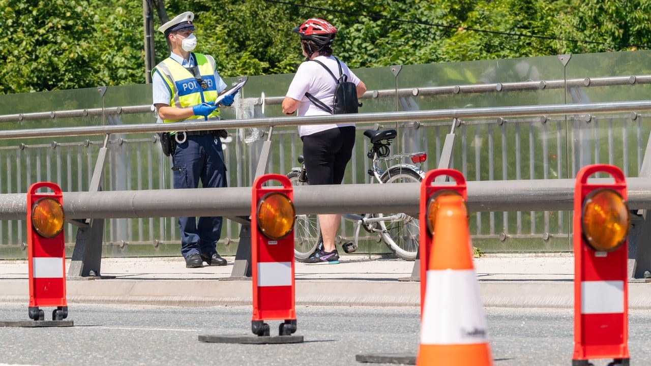 Ein deutscher Bundespolizist kontrolliert im Mai eine Fahrradfahrerin am bayerischen Grenzübergang Freilassing zwischen Deutschland und Österreich. Ein deutscher Bundespolizist kontrolliert im Mai eine Fahrradfahrerin am bayerischen Grenzübergang Freilassing zwischen Deutschland und Österreich.