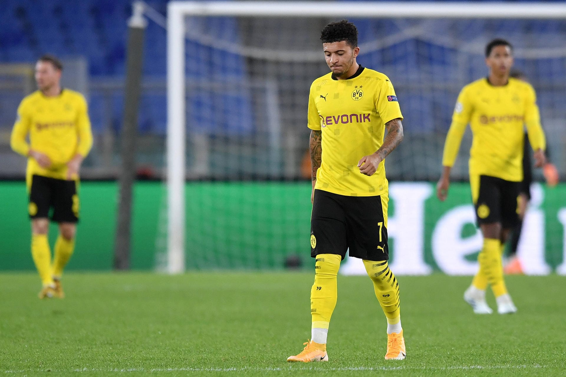 Borussia Dortmund hat den Champions-League-Auftakt mit einem 1:3 bei Lazio verpatzt. Die Römer waren im ersten Durchgang das klar bessere Team und bestraften die schläfrige Art des BVB eiskalt. Die wenigsten Dortmunder konnten überhaupt positive Glanzpunkte setzen. Die Einzelkritik.
