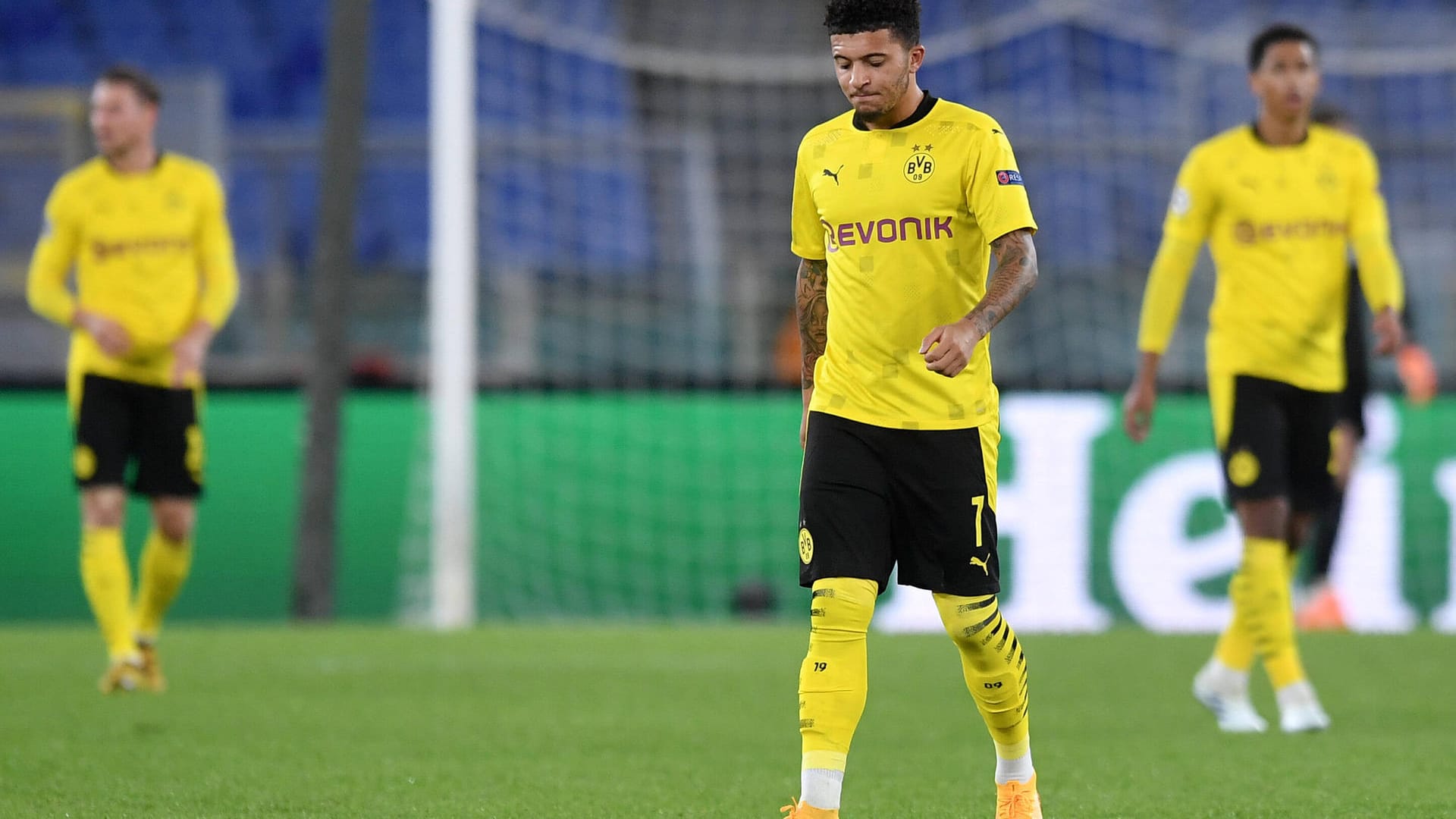 Borussia Dortmund hat den Champions-League-Auftakt mit einem 1:3 bei Lazio verpatzt. Die Römer waren im ersten Durchgang das klar bessere Team und bestraften die schläfrige Art des BVB eiskalt. Die wenigsten Dortmunder konnten überhaupt positive Glanzpunkte setzen. Die Einzelkritik.