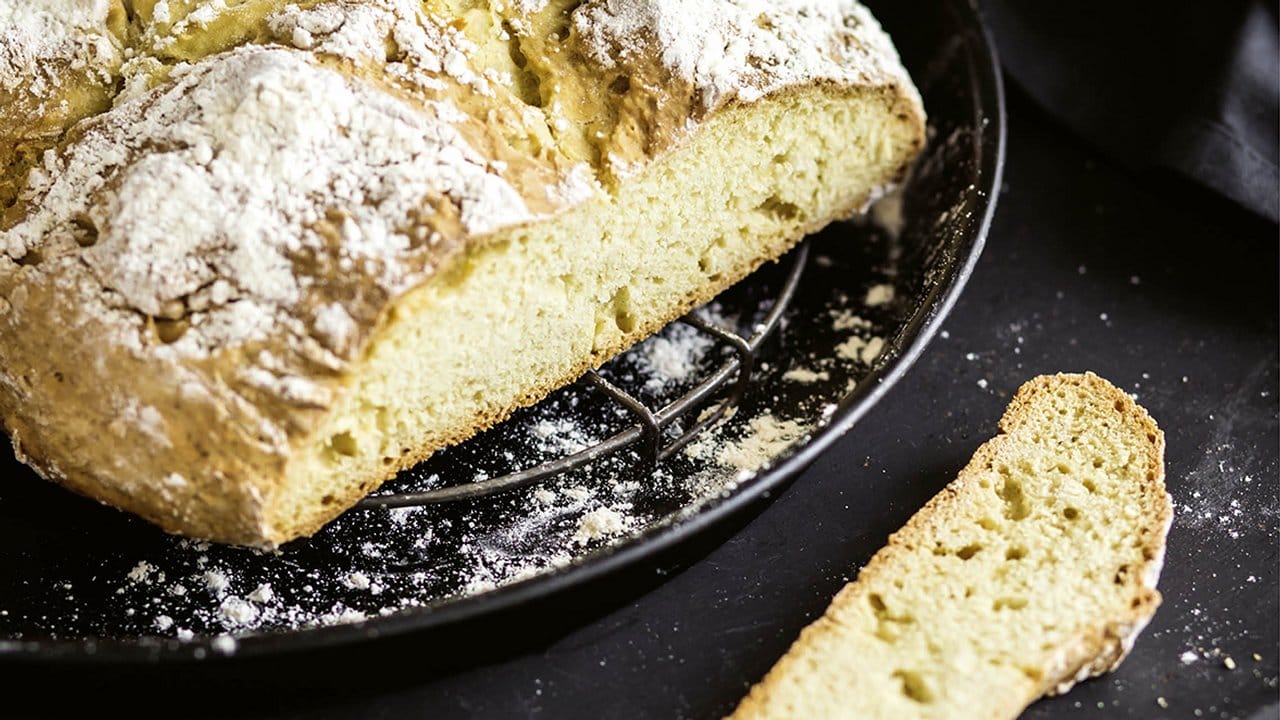 Die Zubereitung von Sodabrot aus Irland geht schnell und ist daher auch für Anfänger etwas. Die Brotsorte kommt ohne Hefen und damit ohne Wartezeit aus.