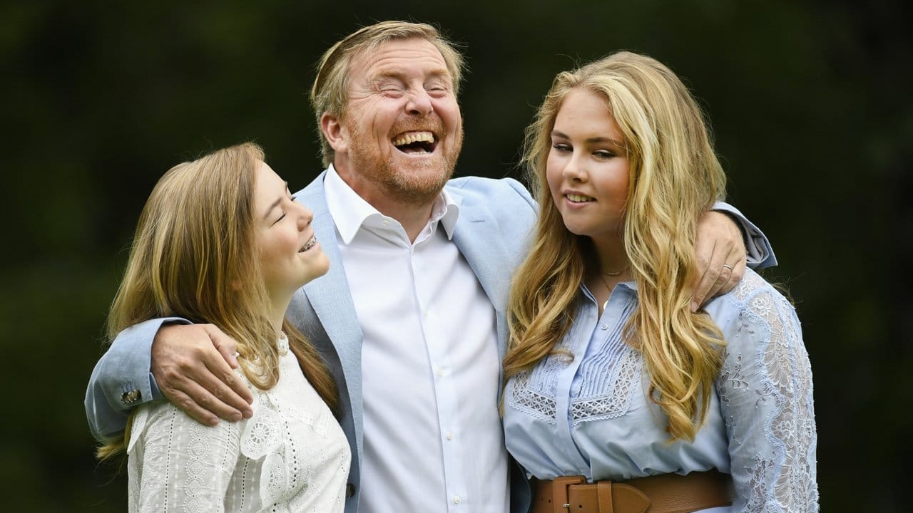 König Willem-Alexander der Niederlande (M), mit seinen Töchtern Prinzessin Ariane (l) und Kronprinzessin Catharina-Amalia im Sommer 2020 in Den Haag.