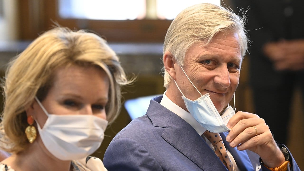 Königin Mathilde und König Philippe von Belgien bei einem Besuch des belgischen Instituts für tropische Medizin. Königin Mathilde und König Philippe von Belgien bei einem Besuch des belgischen Instituts für tropische Medizin.