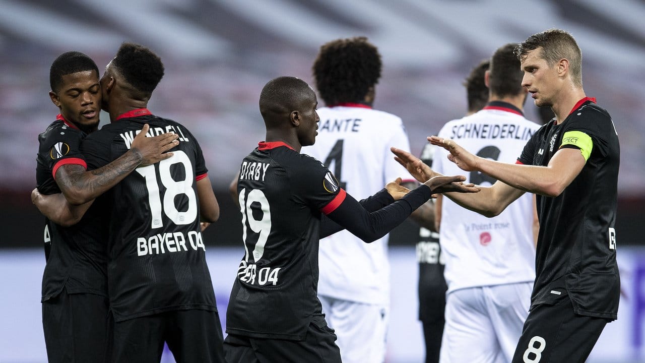 Moussa Diaby (M) durfte sich als dritter Bayer-Torschütze feiern lassen.
