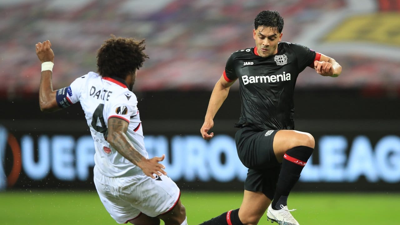 Nizza-Kapitän und Ex-Bundesliga-Profi Dante versucht Bayer-Torschütze Amiri vom Ball zu trennen.