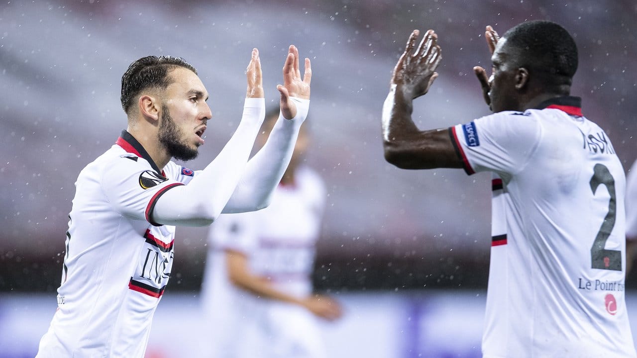 Amine Gouiri (l) brachte Nizza vor dem Seitenwechsel wieder ran.
