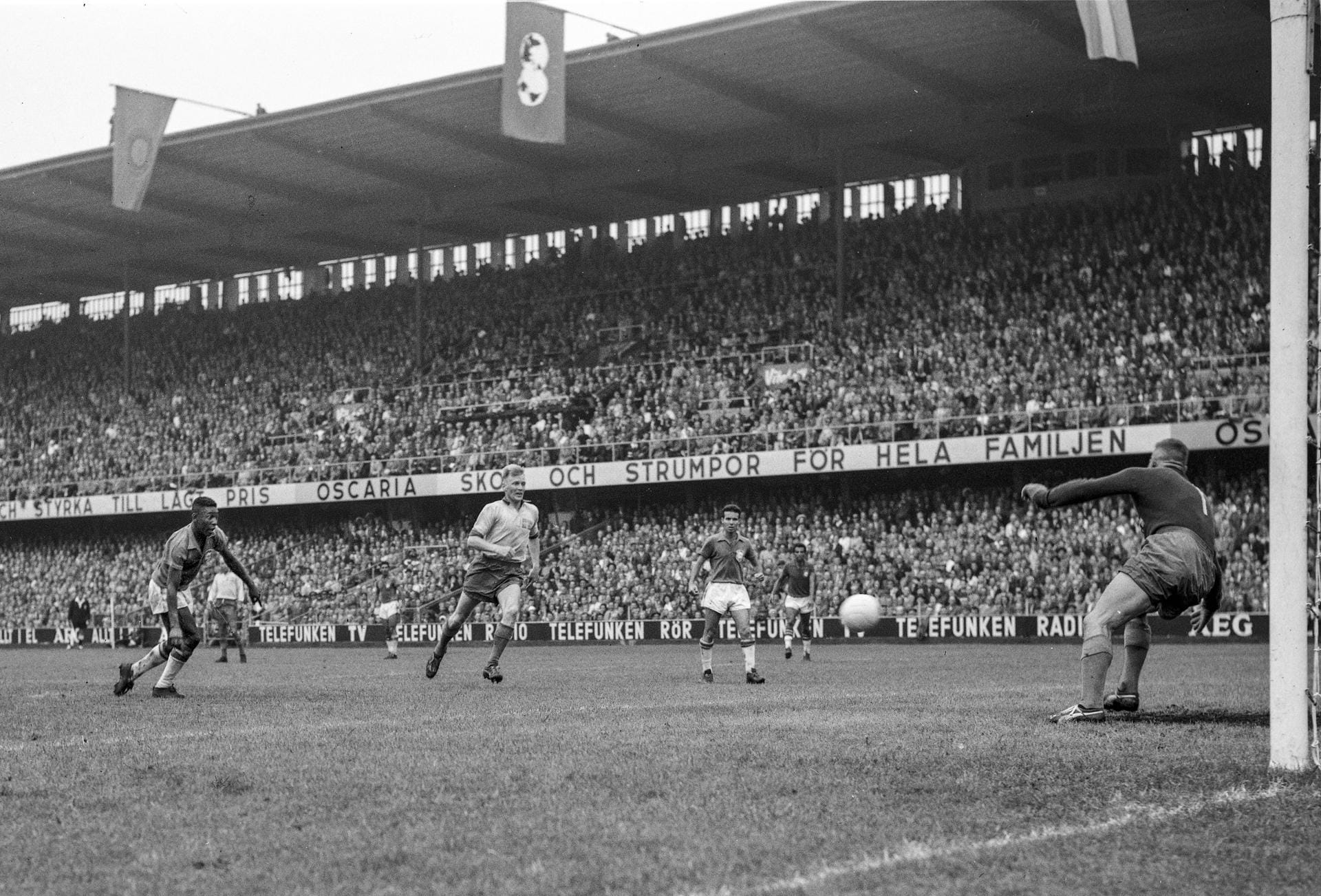 29. Juni 1958: Mit nur 17 Jahren und 249 Tagen wird Pelé erstmals Weltmeister. Mit zwei Toren trägt er sich beim 5:2 gegen Gastgeber Schweden als jüngster WM-Final-Torschütze in die Geschichtsbücher ein.