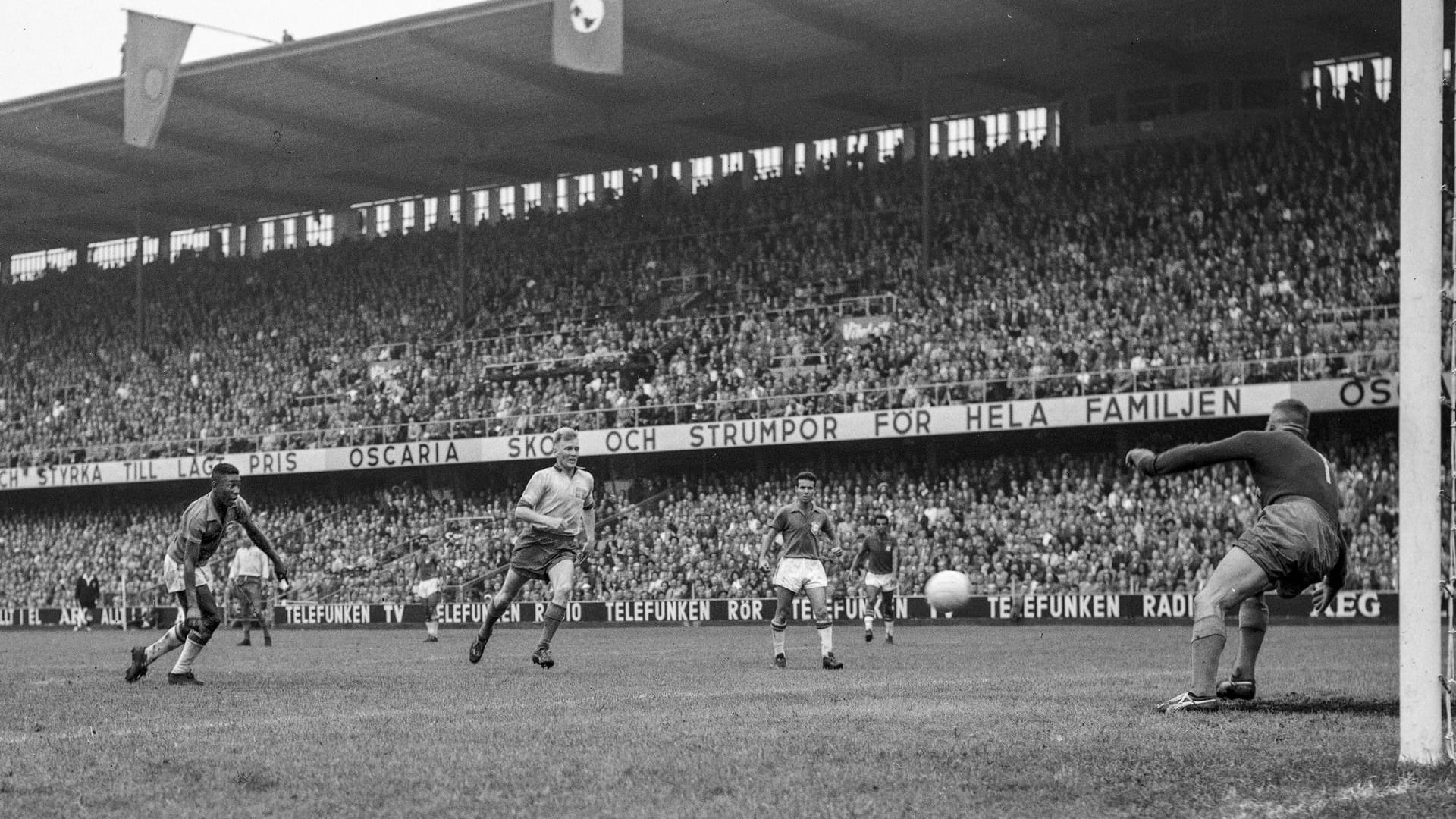29. Juni 1958: Mit nur 17 Jahren und 249 Tagen wird Pelé erstmals Weltmeister. Mit zwei Toren trägt er sich beim 5:2 gegen Gastgeber Schweden als jüngster WM-Final-Torschütze in die Geschichtsbücher ein.