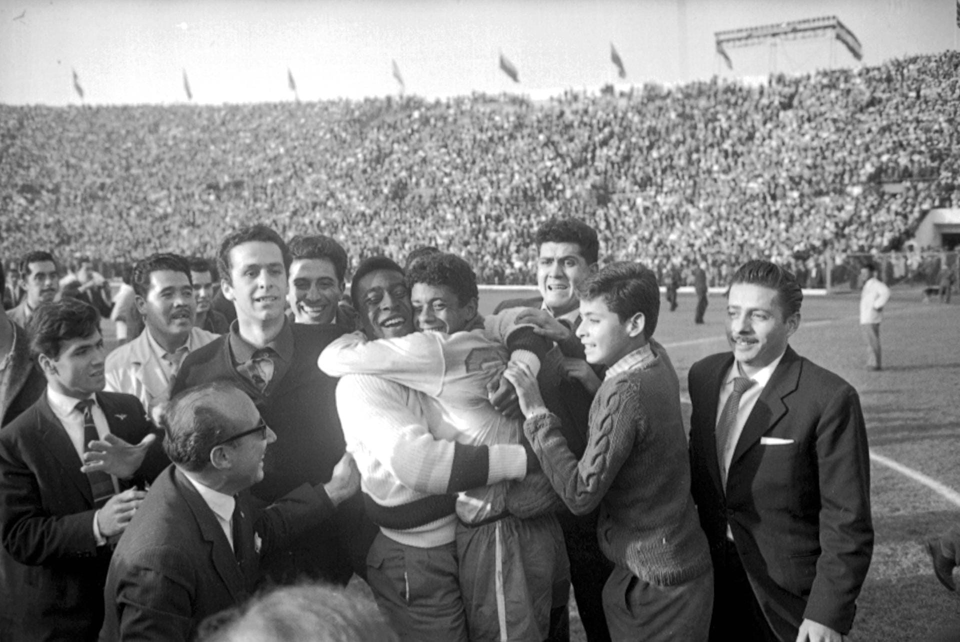 2. Juni 1962: Seine zweite WM ist schon nach dem zweiten Spiel zu Ende, als er beim 0:0 gegen die damalige Tschechoslowakei eine Muskelverletzung erleidet. Angeführt von Dribbelkönig Garrincha verteidigt die Selecao im Finale gegen denselben Gegner (3:1) dennoch den Titel. Hier feiert der Superstar (M.) mit seinem Ersatz Amarildo.