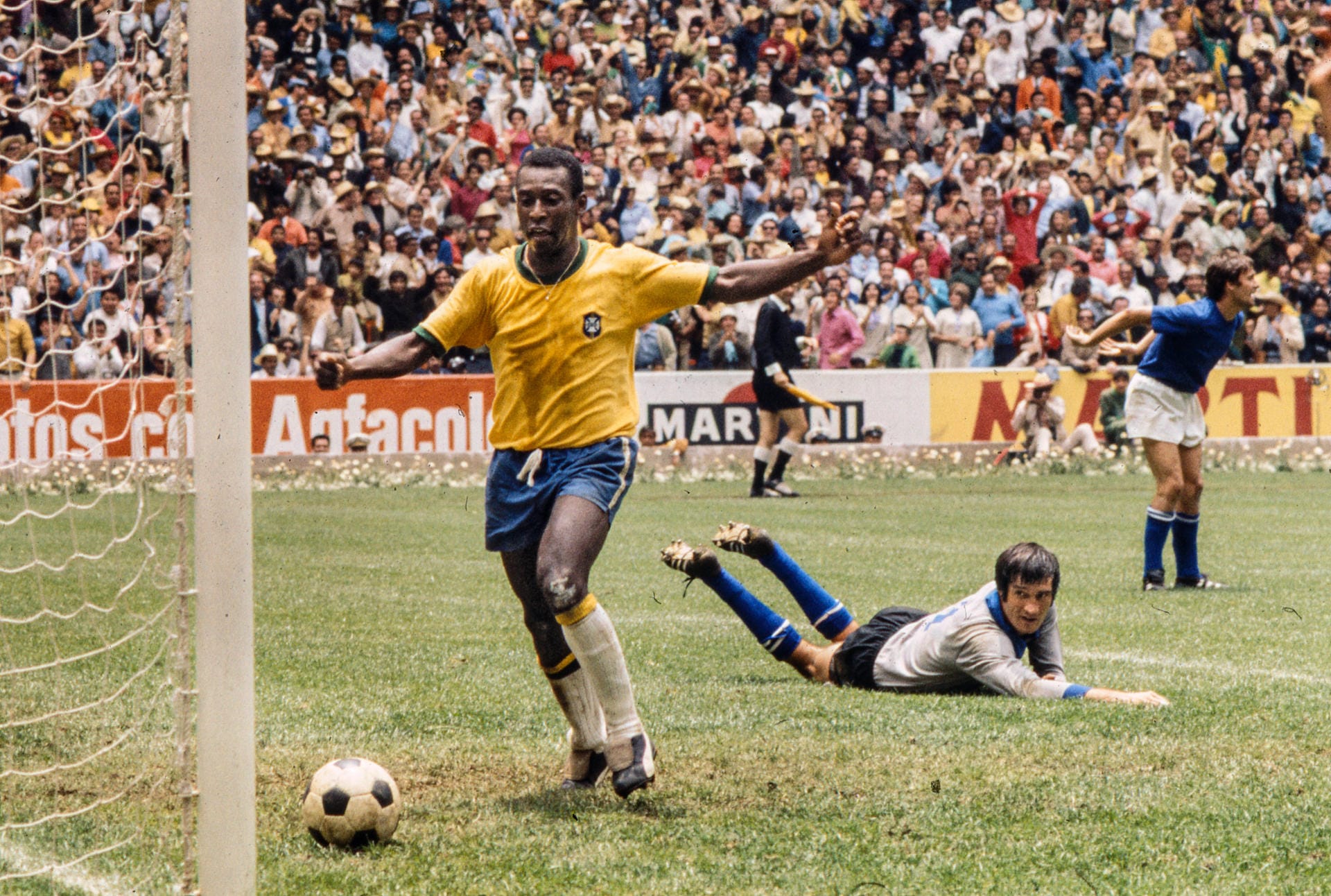 21. Juni 1970: Pelé wird als erster und bislang einziger Spieler zum dritten Mal Weltmeister, leitet den 4:1-Finalsieg gegen Italien mit seinem zwölften WM-Tor ein.