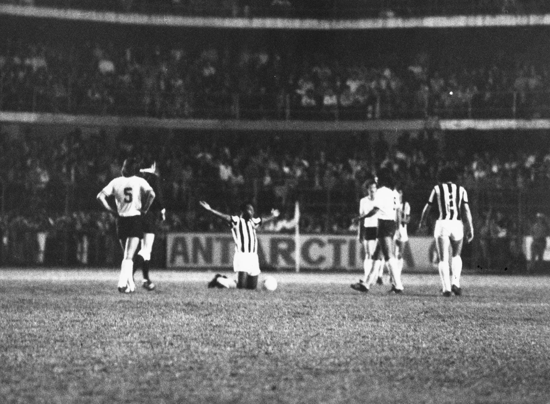 2. Oktober 1974: Um 21.19 Uhr kniet sich "o Rei" (der König) am Mittelkreis der Vila Belmiro nieder, signalisiert so den Schlussakt für den FC Santos. Nach 1091 Toren in 1116 Spielen und über 40 Titeln mit dem Hafenstadtklub beendet er seine Profikarriere – vorerst.