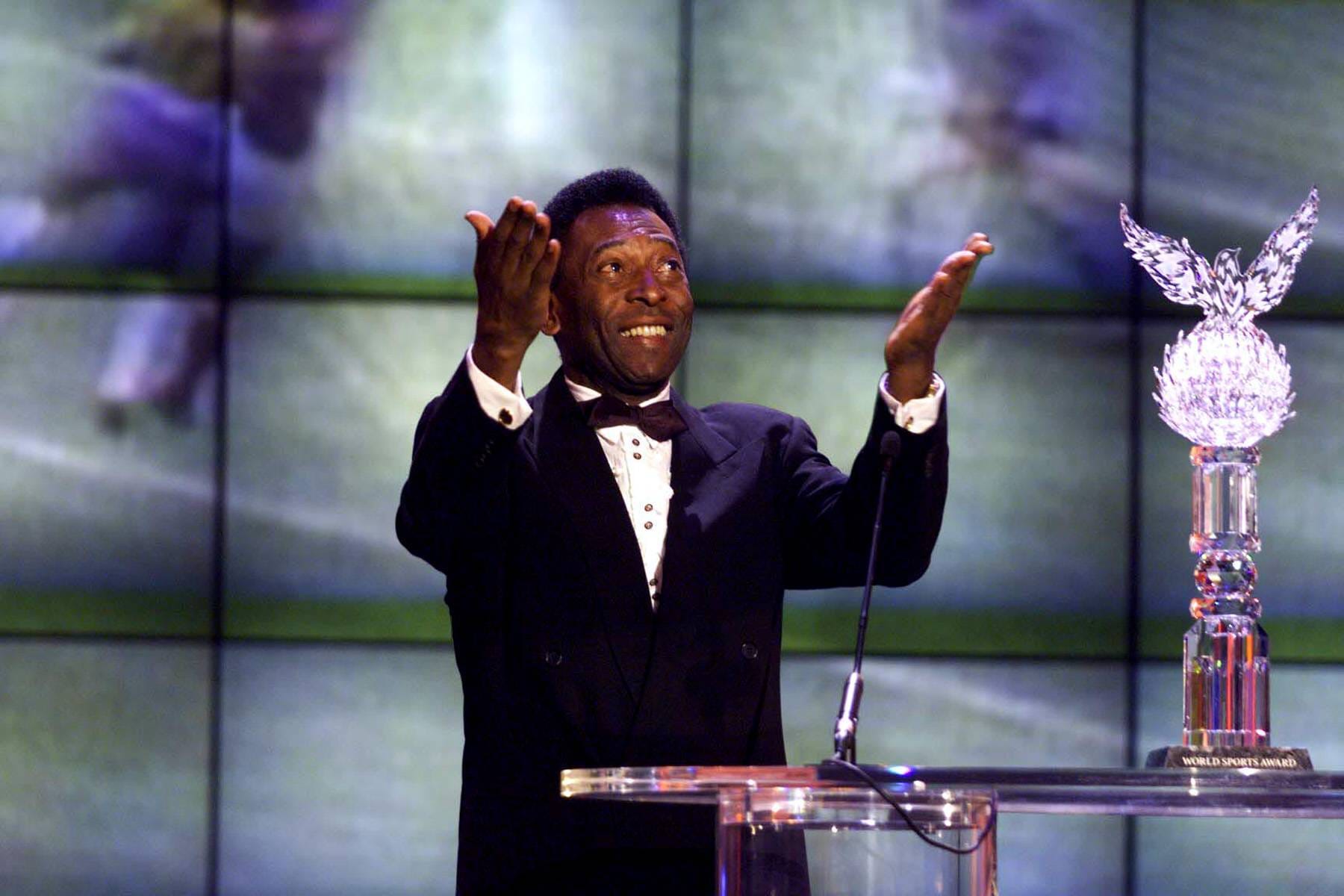 19. November 1999: Die Erfolge der Legende wirken noch immer nach – Pelé wird als Fußballer des Jahrhunderts geehrt.