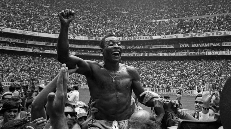 Pelé wird 80 – die Legende gilt noch immer als bester Fußballer der Geschichte. Drei Weltmeistertitel, über 1.000 Tore, ein Weltstar, die erste große "Nummer 10". Zum Geburtstag zeigt t-online zehn Bilder aus der einmaligen Karriere des "Fußball-Königs".