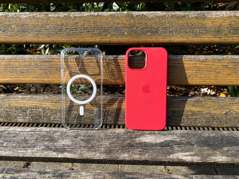 Hier die neuen MagSafe-Hüllen für die iPhones. Im Clear-Case links sind die Magnete gut zu erkennen.