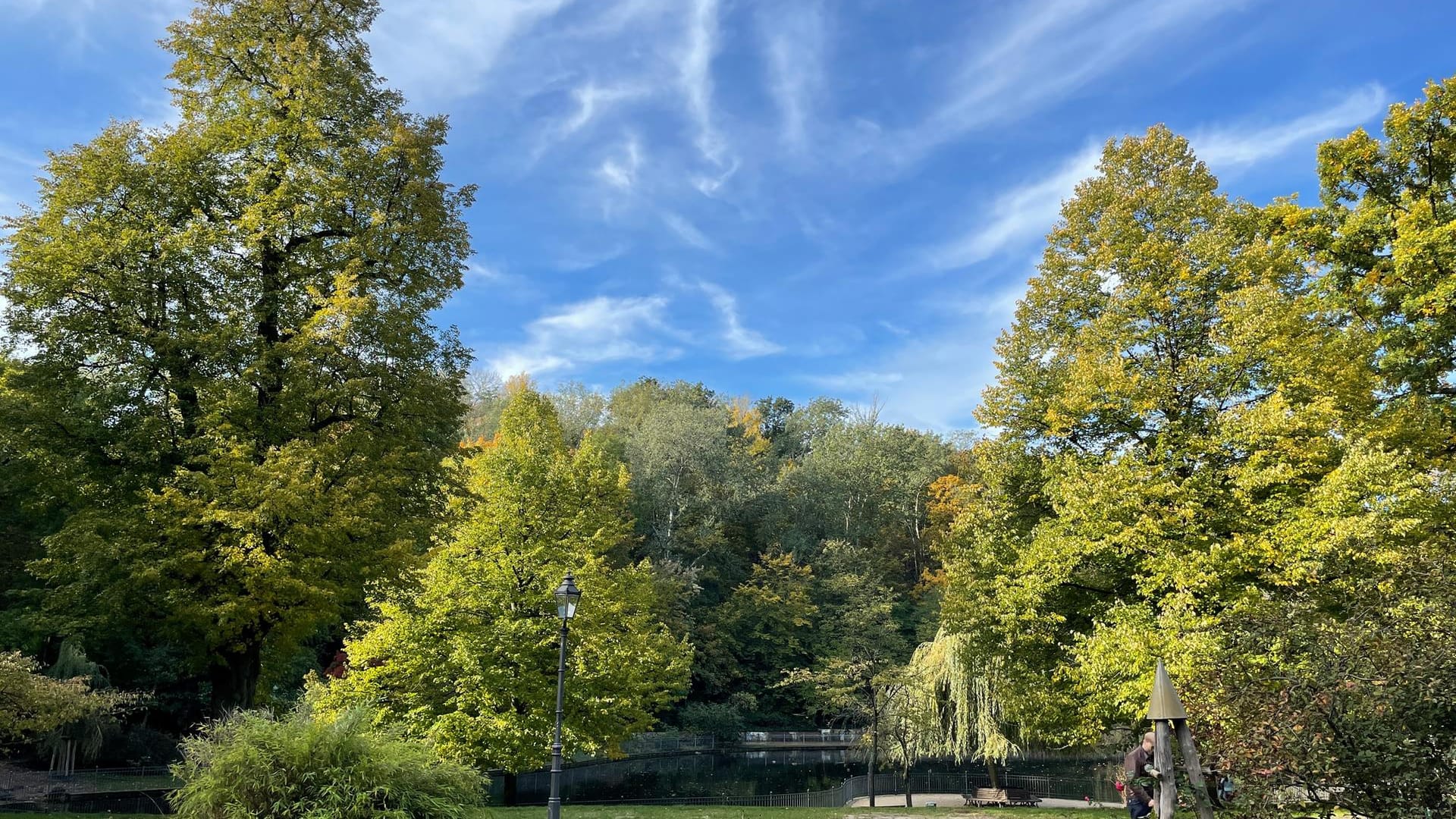 Vor allem beim Himmel schraubt die Automatik sichtbar: Hätte man den Himmel auf einer normalen Kamera entsprechend belichtet, wäre das Laub der Bäume sicher zu dunkel geraten. Smart HDR 3 erlaubt hier beides.