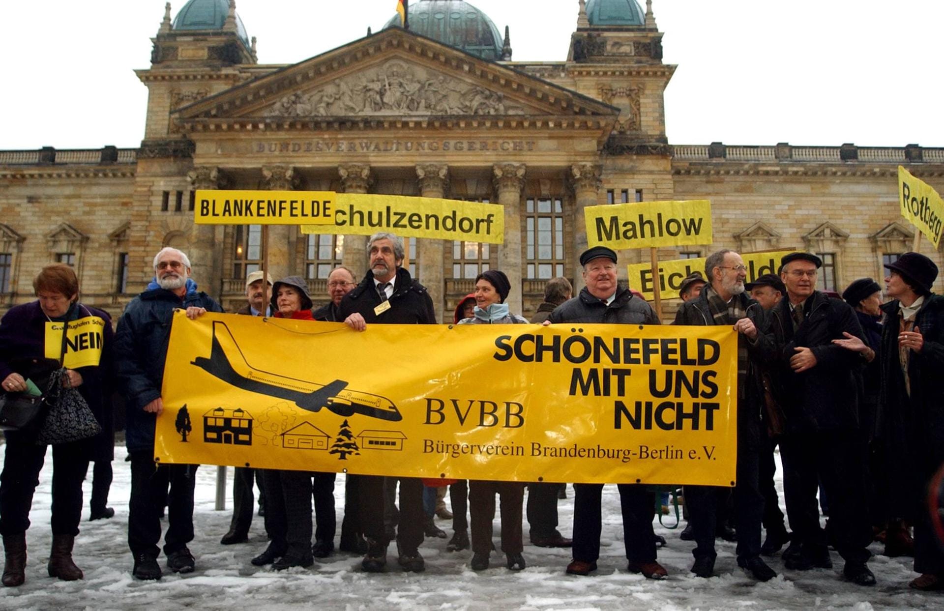 Widerstand gegen den neuen Großflughafen gab es schon vor dem ersten Spatenstich, unter anderem wegen befürchtetem Fluglärm. Hier demonstrieren Bewohner mehrerer Ortschaften südlich von Berlin im Februar 2006 vor dem Reichstag.