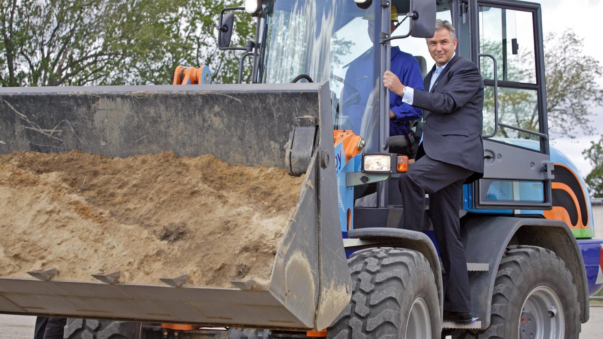 5. September 2006: Berlins Regierender Bürgermeister Klaus Wowereit rollt mit dem Bagger an. Nach vielen Jahren Planung geht es endlich los mit dem Bau des Berliner Großflughafens.