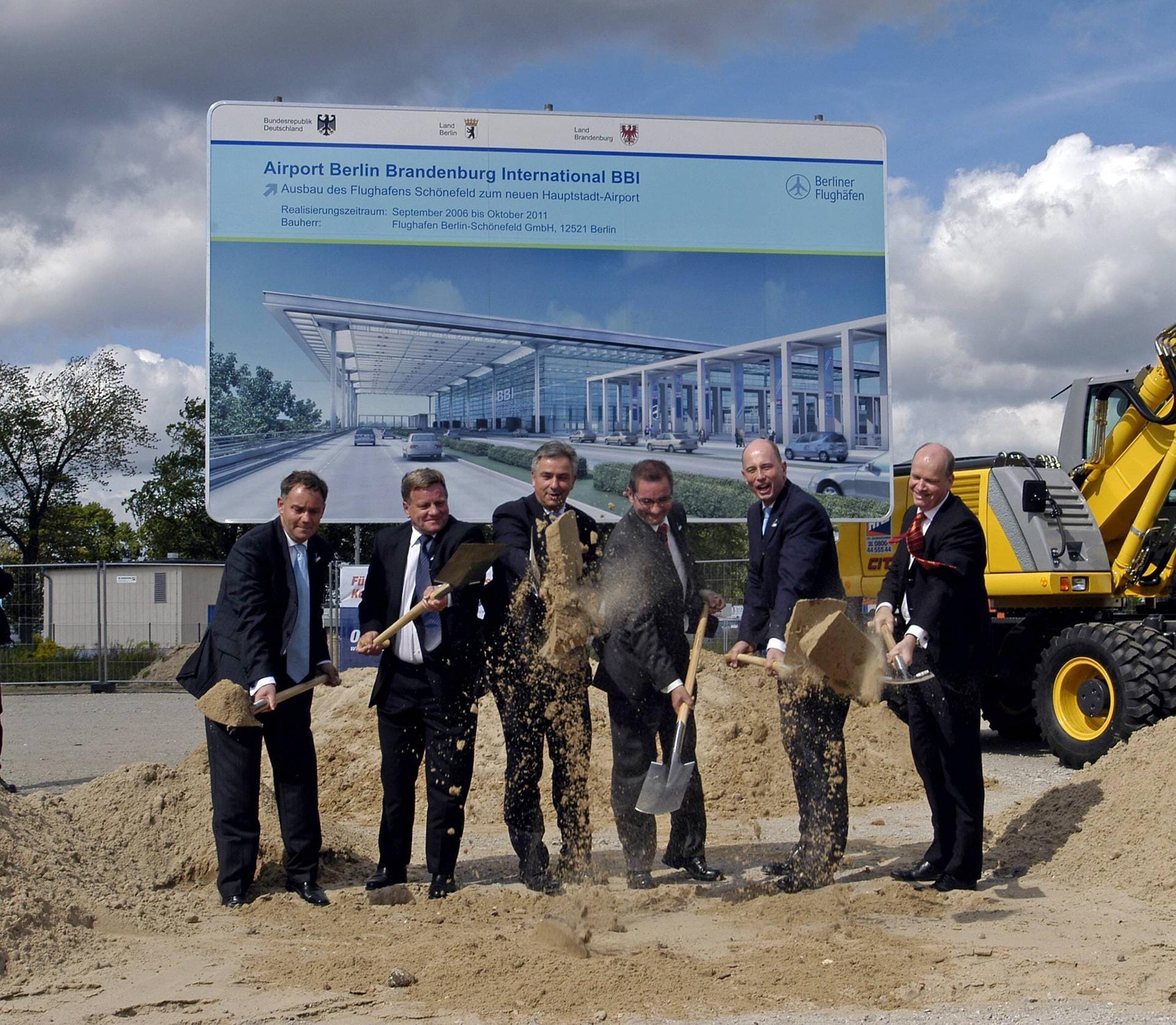 Neben Wowereit (3.v.l.) sind auch Flughafen-Sprecher Rainer Schwarz, Bahn-Chef Hartmut Mehdorn, Brandenburgs Ministerpräsident Matthias Platzeck, Bundesverkehrsminister Wolfgang Tiefensee und Flughafen-Technik-Chef Thomas Weyer (v.l.) beim Spatenstich für den Flughafen Berlin Brandenburg International, wie das Projekt damals noch hieß, in Schönefeld dabei.