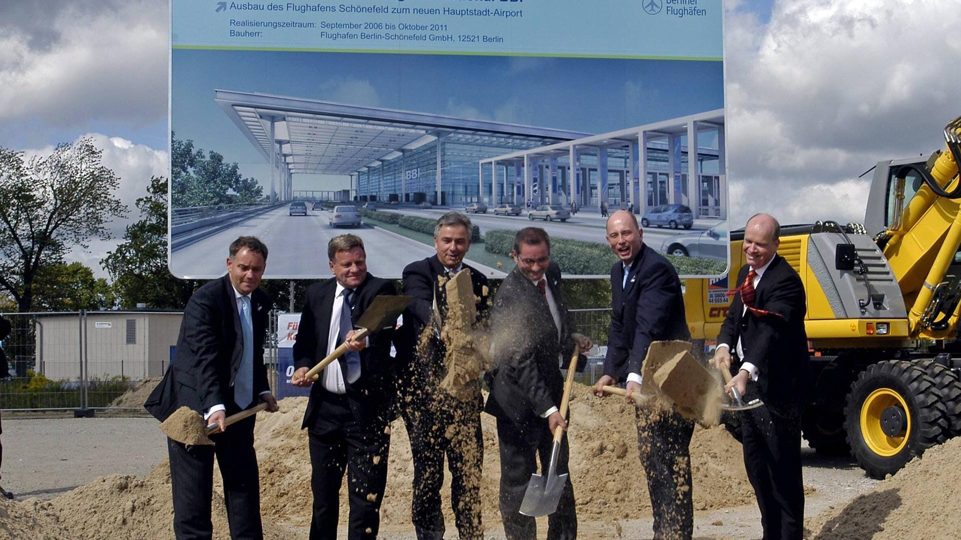 Neben Wowereit (3.v.l.) sind auch Flughafen-Sprecher Rainer Schwarz, Bahn-Chef Hartmut Mehdorn, Brandenburgs Ministerpräsident Matthias Platzeck, Bundesverkehrsminister Wolfgang Tiefensee und Flughafen-Technik-Chef Thomas Weyer (v.l.) beim Spatenstich für den Flughafen Berlin Brandenburg International, wie das Projekt damals noch hieß, in Schönefeld dabei.