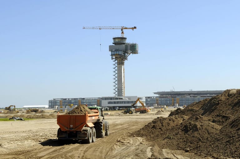 4. Juni 2010: Auf der Baustelle des Flughafen Berlin Brandenburg International (BBI) wird fleißig gewerkelt. Ein gutes Jahr später, im Oktober 2011, soll eigentlich Inbetriebnahme sein. Doch auch wegen der Pleite einer Planungsfirma muss der Termin verschoben werden. Nun soll er am 3. Juni 2012 eröffnen.