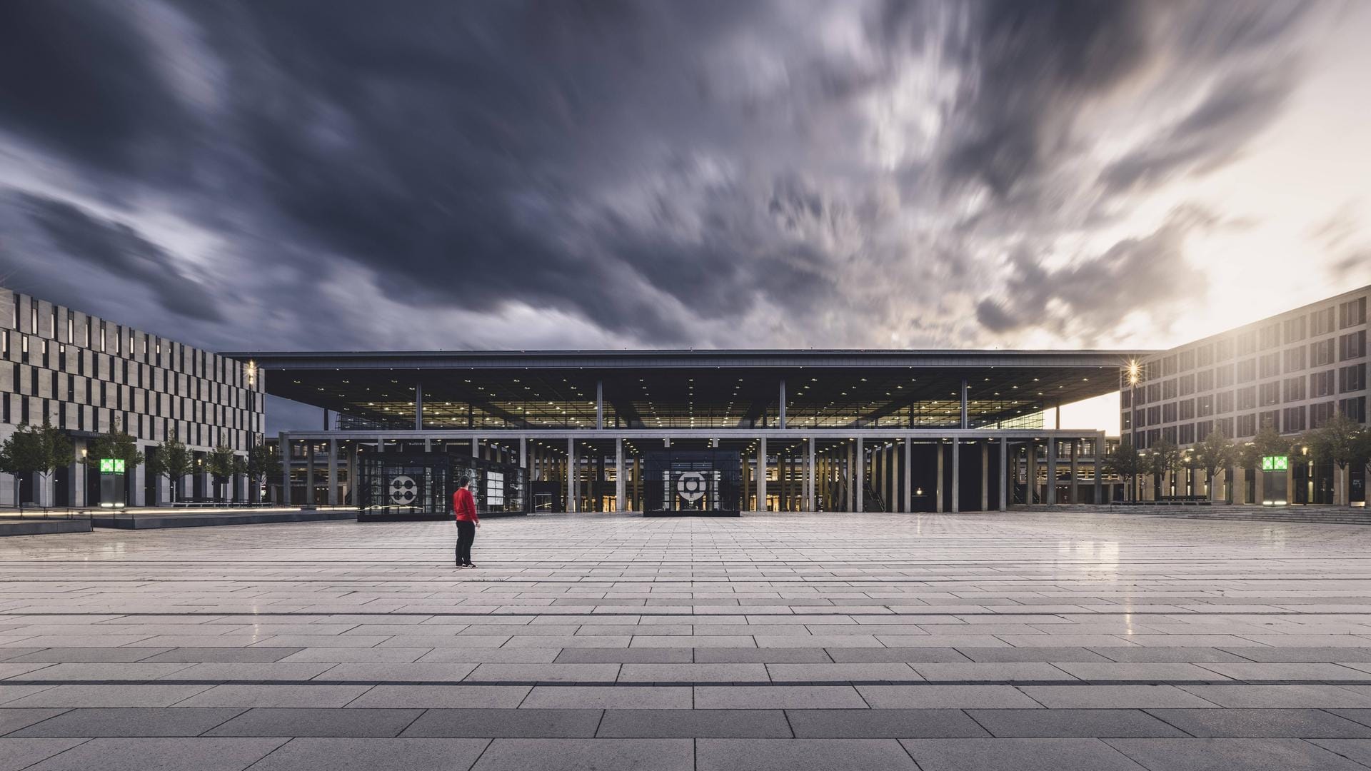 Licht am Horizont: Im Dezember 2017 geben Aufsichtsrat und der neue Flughafenchef Engelbert Lütke Daldrup den neuen Starttermin Oktober 2020 bekannt. Diesmal wird alles glatt laufen. Am 31. Oktober, acht Jahre und fünf Monate nach dem geplatzten ersten Eröffnungstermin, wird der neue Berliner Flughafen in Betrieb gehen.