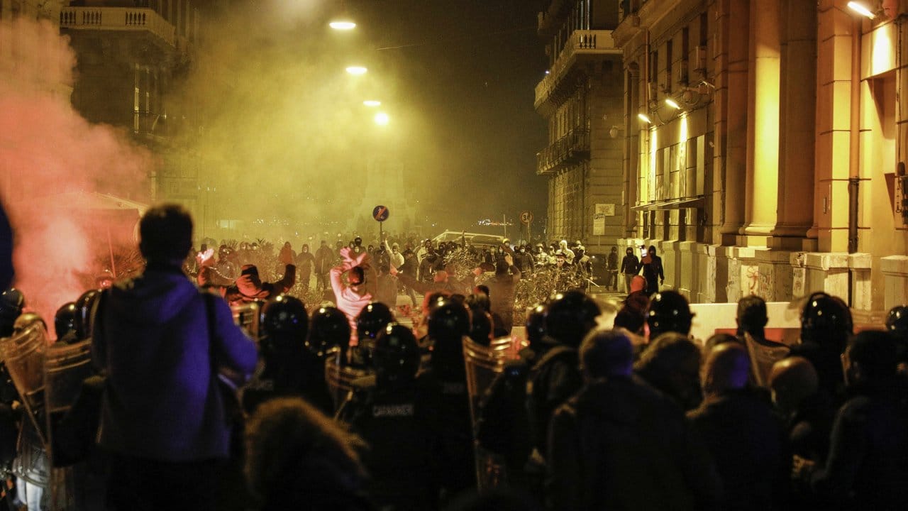 In Neapel ist es in der Nacht zu Protesten gegen eine Ausgangssperre gekommen.
