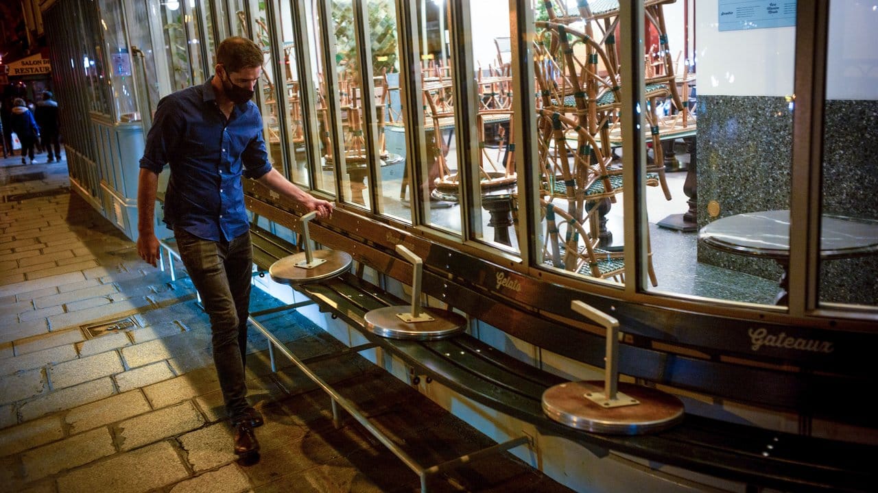 Kurz vor Beginn der Ausgangssperre in Paris schließt das Restaurant - die Corona-Zahlen sind weiter hoch. Kurz vor Beginn der Ausgangssperre in Paris schließt das Restaurant - die Corona-Zahlen sind weiter hoch.