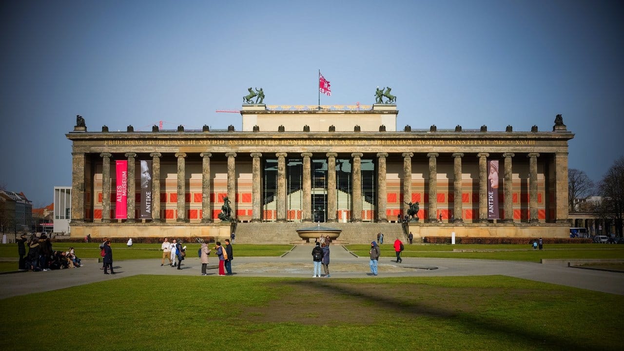 Das Alte Museum hinter dem Lustgarten auf der Berliner Museumsinsel.