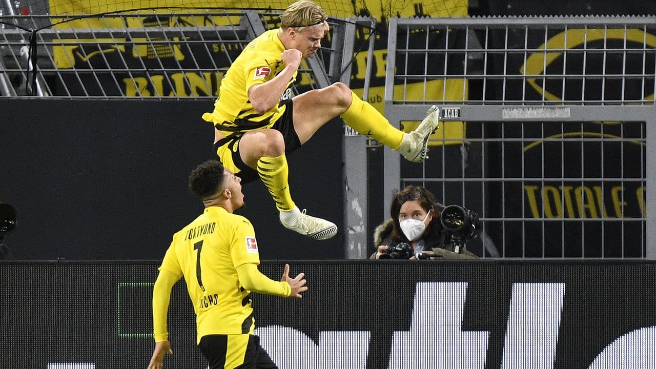 Der Dortmunder Erling Haaland feiert mit einem Tritt in die Luft, nachdem er das zweite Tor seiner Mannschaft erzielt hat.