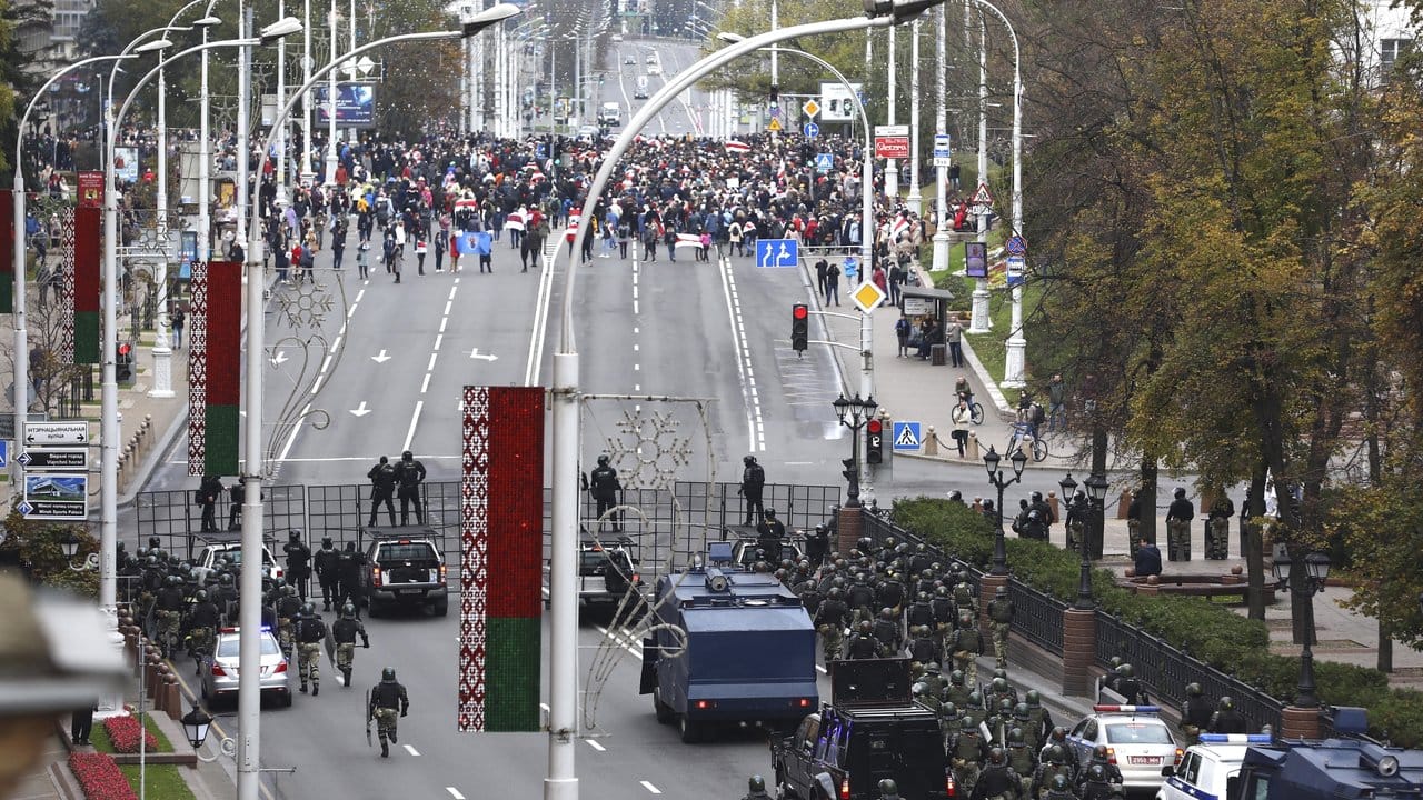 Die Polizei blockiert während der Oppositionskundgebung in Minsk eine Straße.