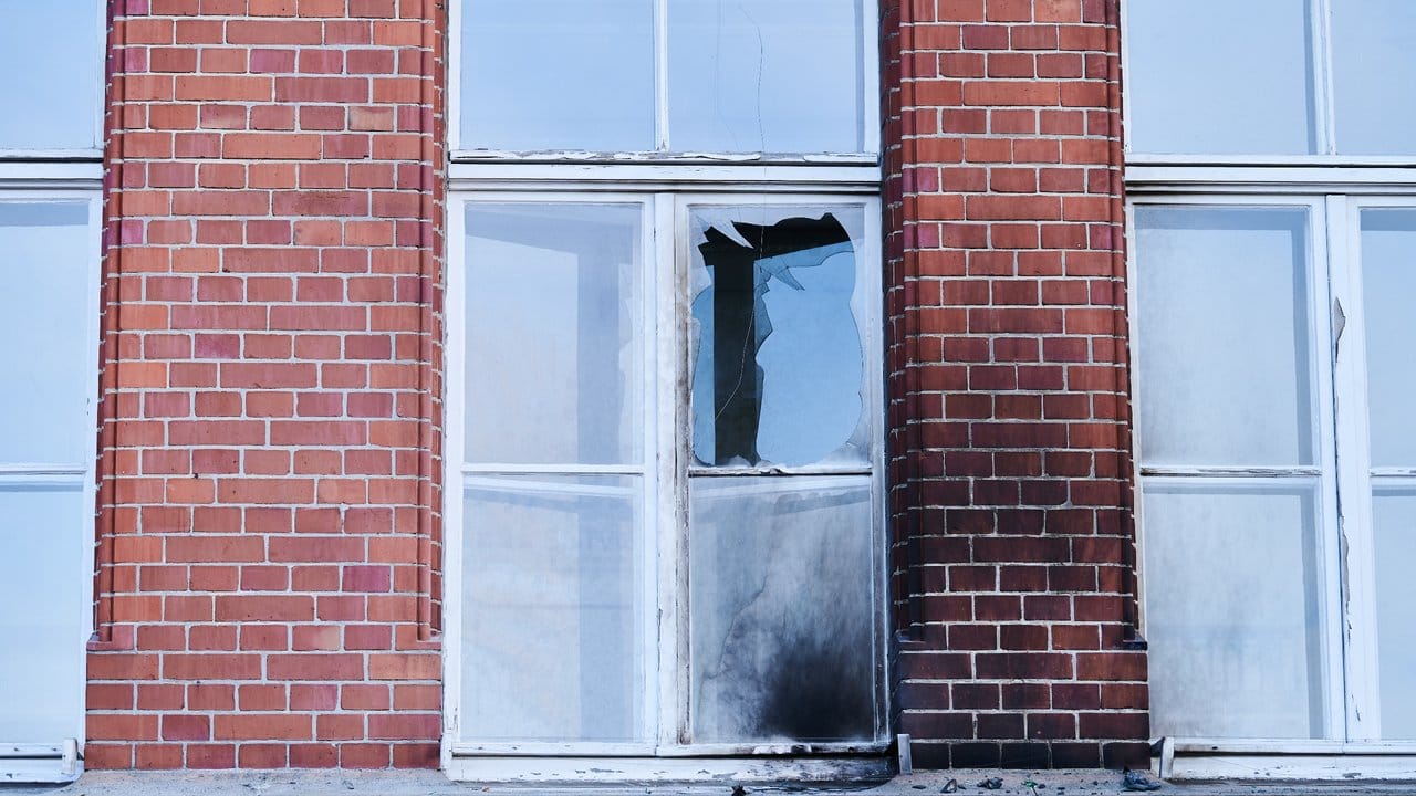 Eine zerbrochene Fensterscheibe und Rußspuren am Gebäude des Robert Koch-Instituts in der General-Pape-Straße im Berliner Bezirk Tempelhof-Schöneberg.