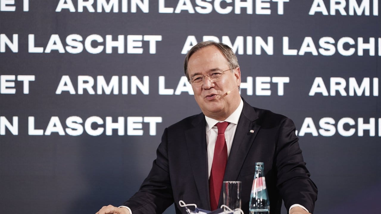 Armin Laschet ist einer der drei Kandidaten für den Bundesvorsitz der CDU - und würde die Wahl gerne verschieben.