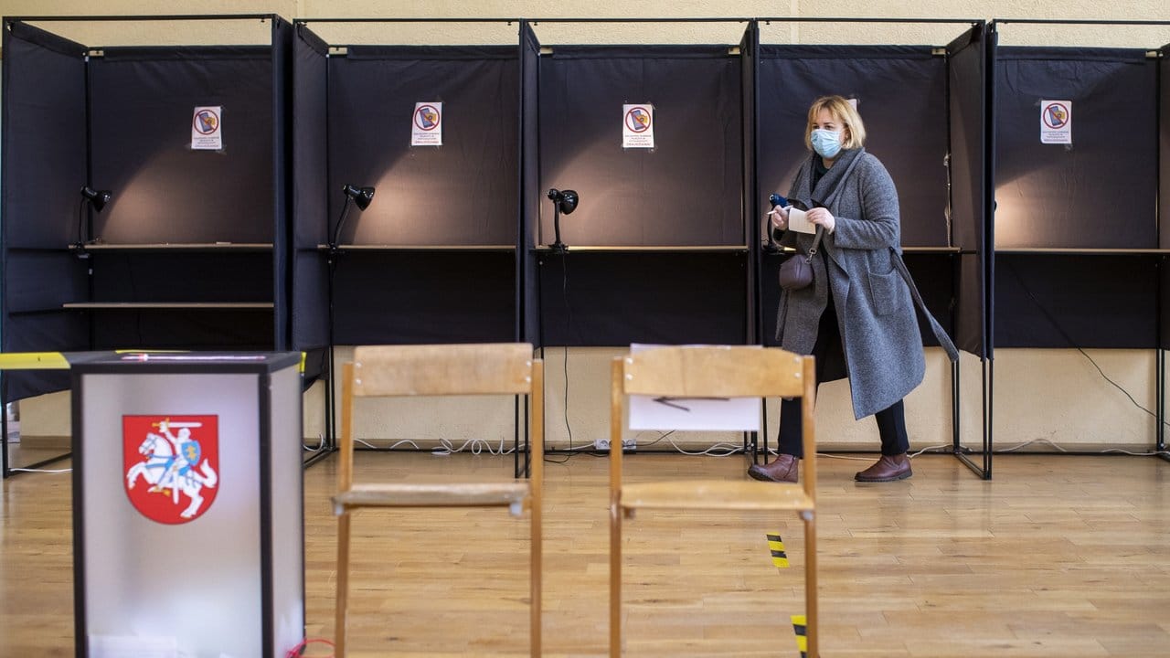 Eine Wählerin gibt in einem Wahllokal in Vilnius ihre Stimme ab.