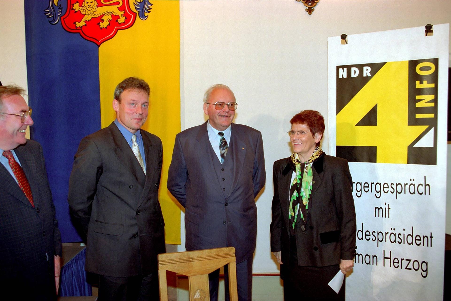 Oppermann 1998 mit dem damaligen Bundespräsidenten Roman Herzog und Bundestagspräsidentin Rita Süssmuth: Von 1990 bis 2005 war Oppermann Mitglied des Landtags von Niedersachsen.