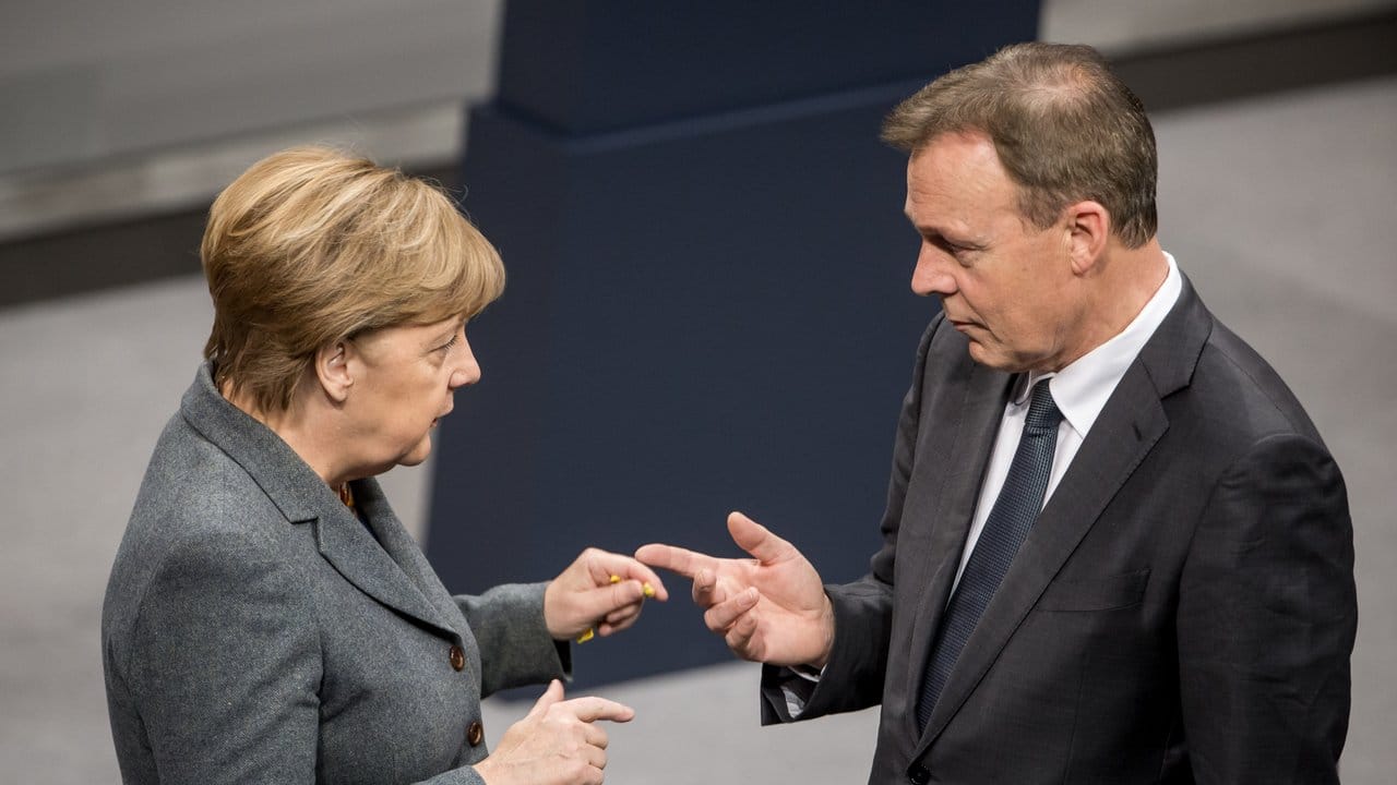 Thomas Oppermann Ende 2015 im Gespräch mit Angela Merkel. Thomas Oppermann Ende 2015 im Gespräch mit Angela Merkel.