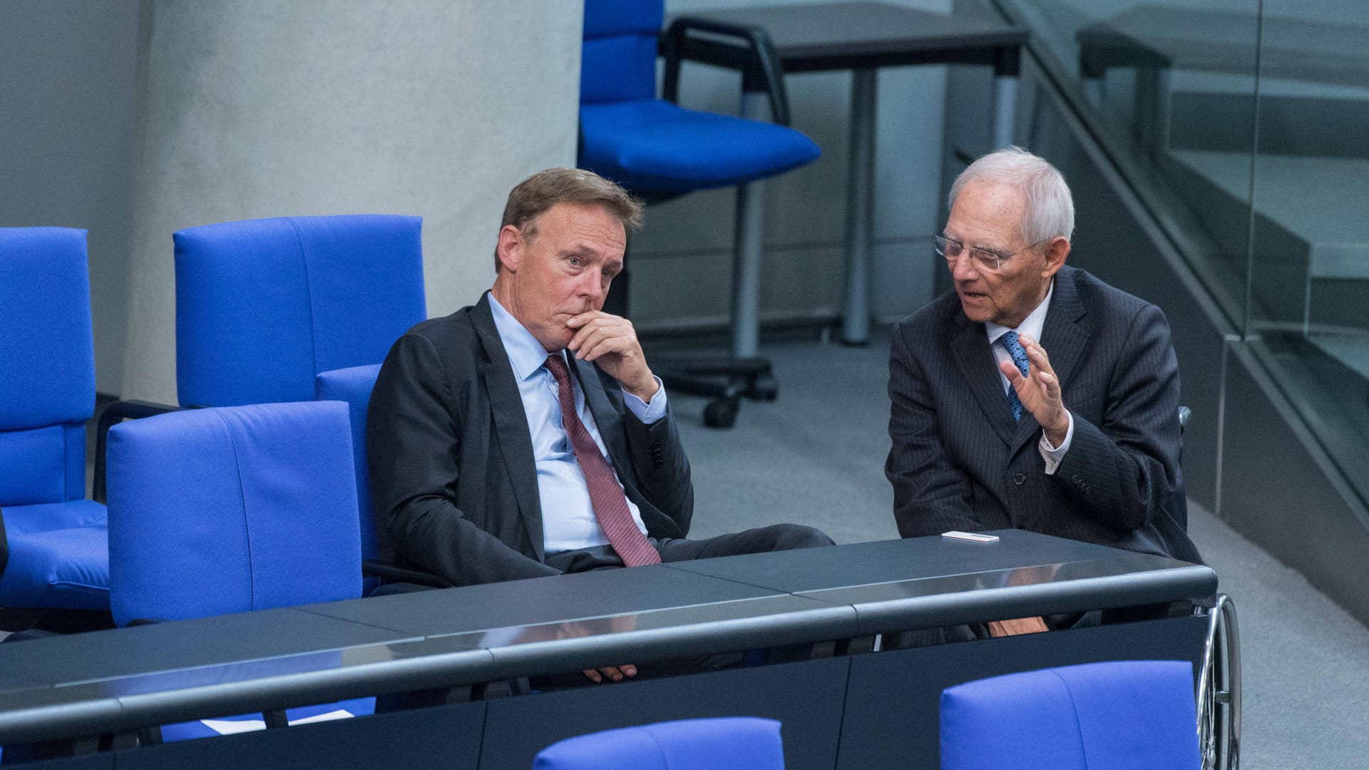 Thomas Oppermann 2020 mit Bundestagspräsident Wolfgang Schäuble: Vom 24. Oktober 2017 bis zu seinem Tod war Oppermann Vizepräsident des Deutschen Bundestages. Die Vizepräsidenten werden für vier Jahre gewählt. Vom Podium aus leiten sie die Plenarsitzungen. In der Regel wechseln Präsident und Vizepräsident sich alle zwei Stunden ab. Dabei haben die Stellvertreter dieselben Rechte wie der Präsident.