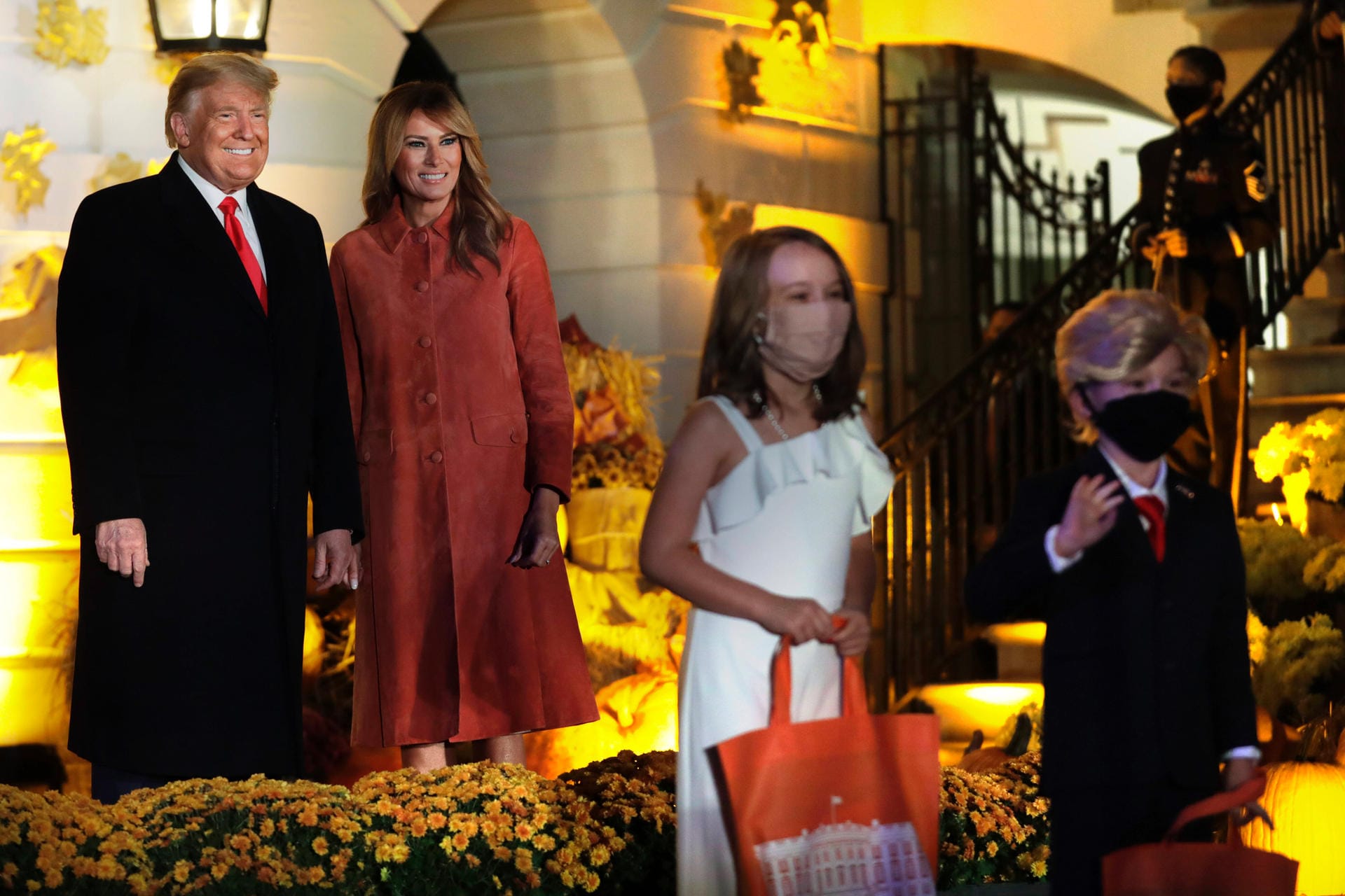 Diese beiden Kinder verkleideten sich als Melanie und Donald Trump.