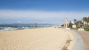 Von Herbstferien ist auf Mallorca kaum etwas zu sehen. Am Strand von Palma ist es leer.