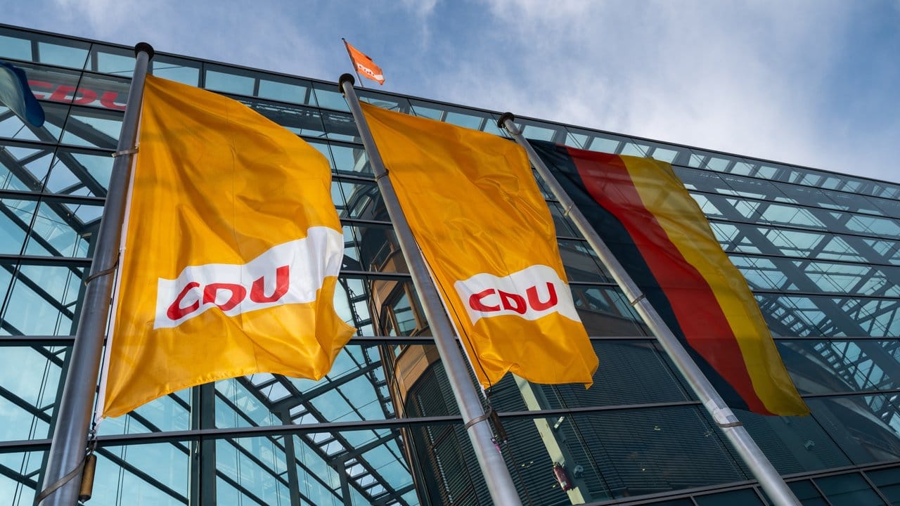 CDU-Fahnen vor der Parteizentrale in Berlin.