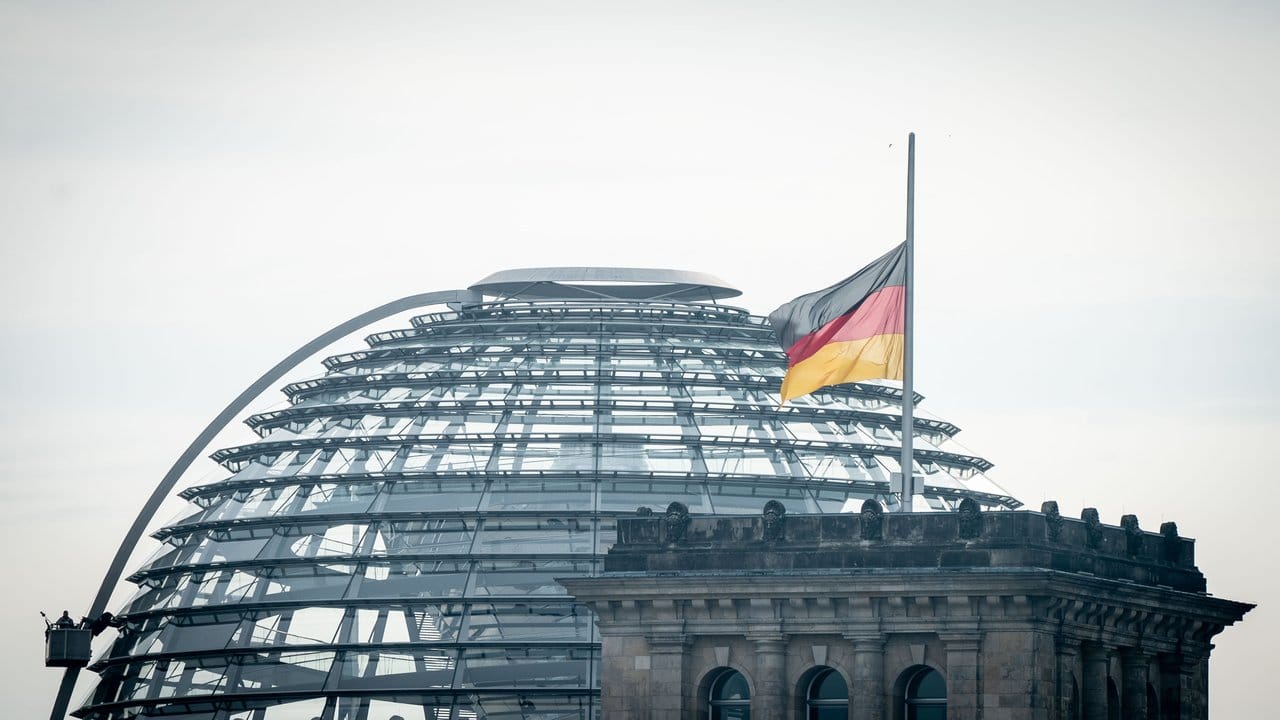 Anlässlich des Todes von Thomas Oppermann weht eine Flagge auf dem Reichstagsgebäude auf halbmast. Anlässlich des Todes von Thomas Oppermann weht eine Flagge auf dem Reichstagsgebäude auf halbmast.