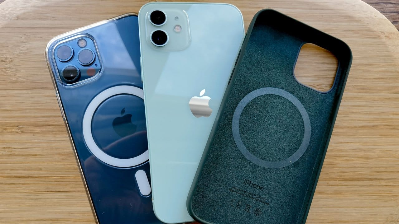 Apple bietet für das iPhone 12 (Mitte) und das iPhone 12 Pro (links) spezielle Schutzhüllen an, die mit dem neuen drahtlosen Ladesystem MagSafe funktionieren.