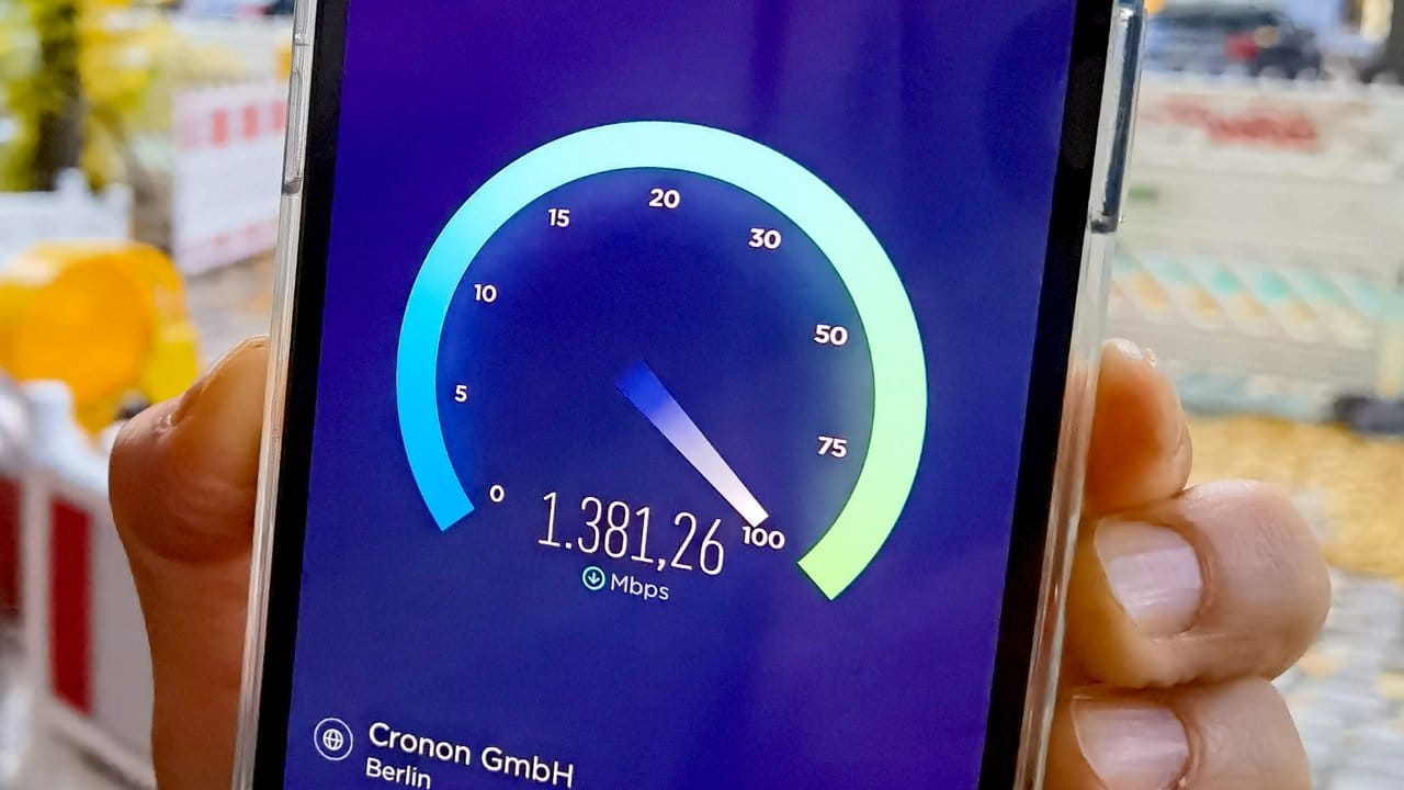 Ein iPhone 12 Pro im 5G-Betrieb mit einer erreichten Geschwindigkeit von knapp 1,4 Gigabit pro Sekunde: Das ist mehr als fünf Mal schneller als der schnellste VDSL-Festnetz-Anschluss.