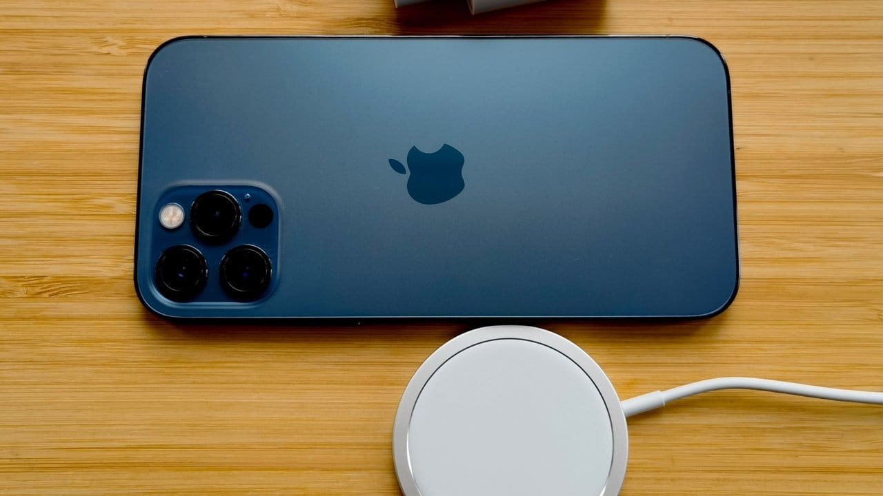 Ein Ladegerät liefert Apple bei iPhone 12 nicht mehr mit, nur noch ein Ladekabel.